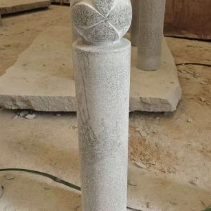 黑河 芝麻白花岗岩石材挡车石柱、停车柱、圆柱挡车柱、方柱挡车柱等