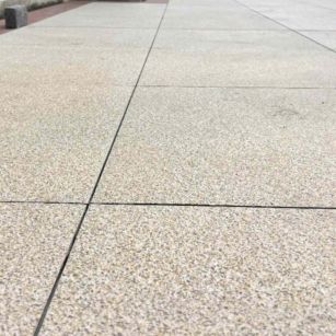 黑河 黄金麻花岗岩石板材荔枝面地面铺装效果