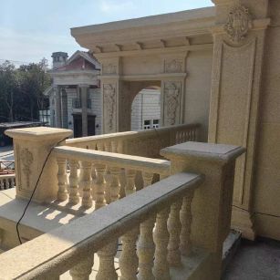 黑河 黄金麻别墅外墙干挂雕花配合阳台栏杆花瓶柱