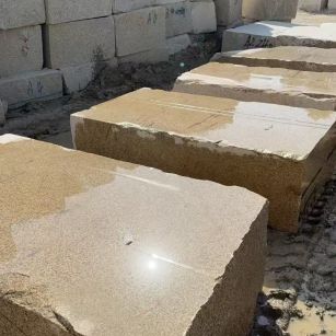 黑河 黄金麻方料堆场洗料分选中，原材料充足