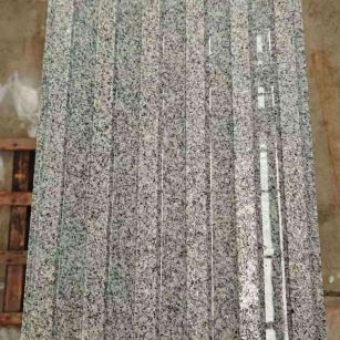 黑河 芝麻白花岗岩荔枝面雕刻盲道，盲条