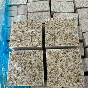 黑河 黄金麻花岗岩自然面小方块，弹石，马蹄石等