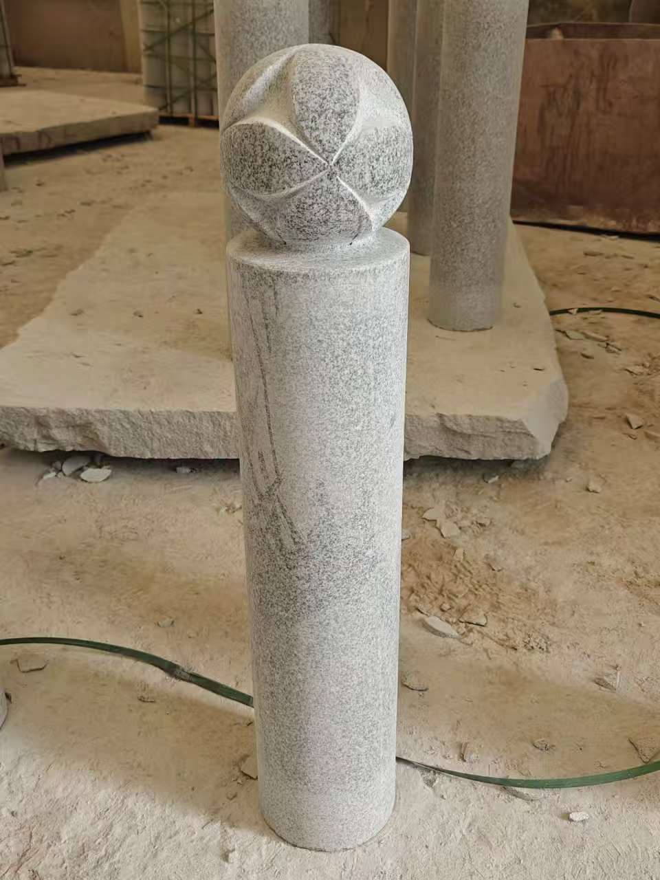 黑河 芝麻白花岗岩石材挡车石柱、停车柱、圆柱挡车柱、方柱挡车柱等