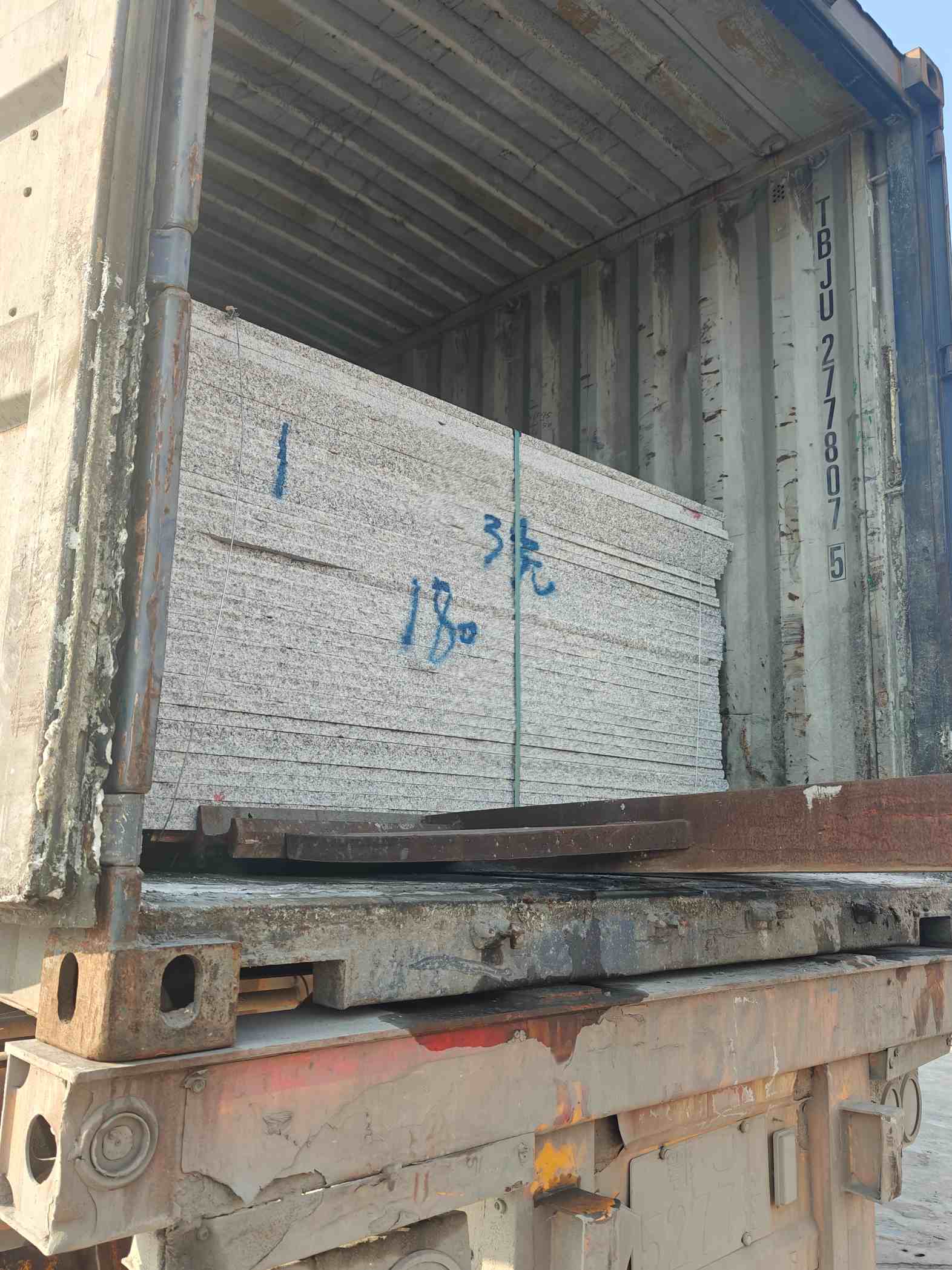 黑河 芝麻白花岗岩石材3.0公分光面毛板装柜出货