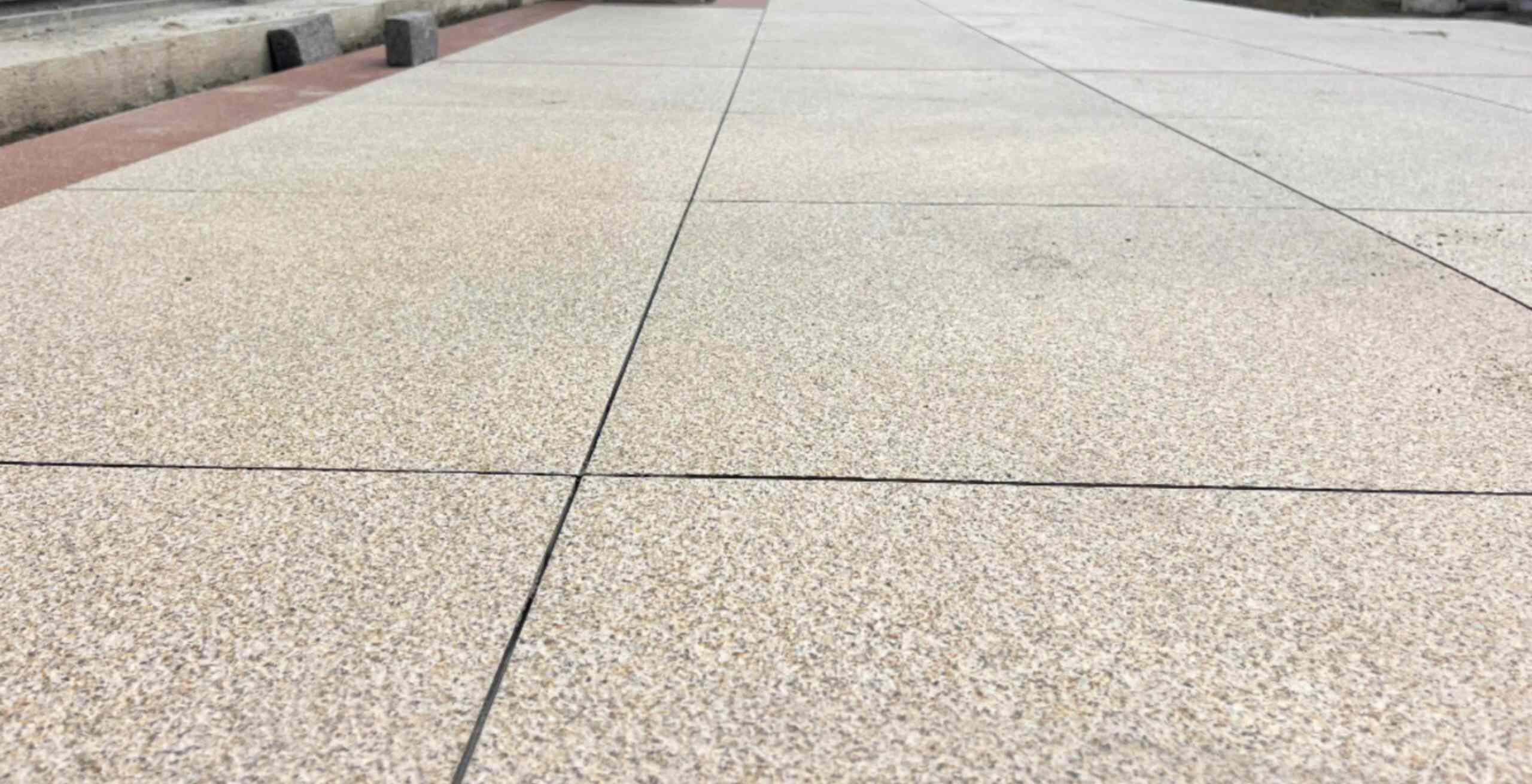 黑河 黄金麻花岗岩石板材荔枝面地面铺装效果