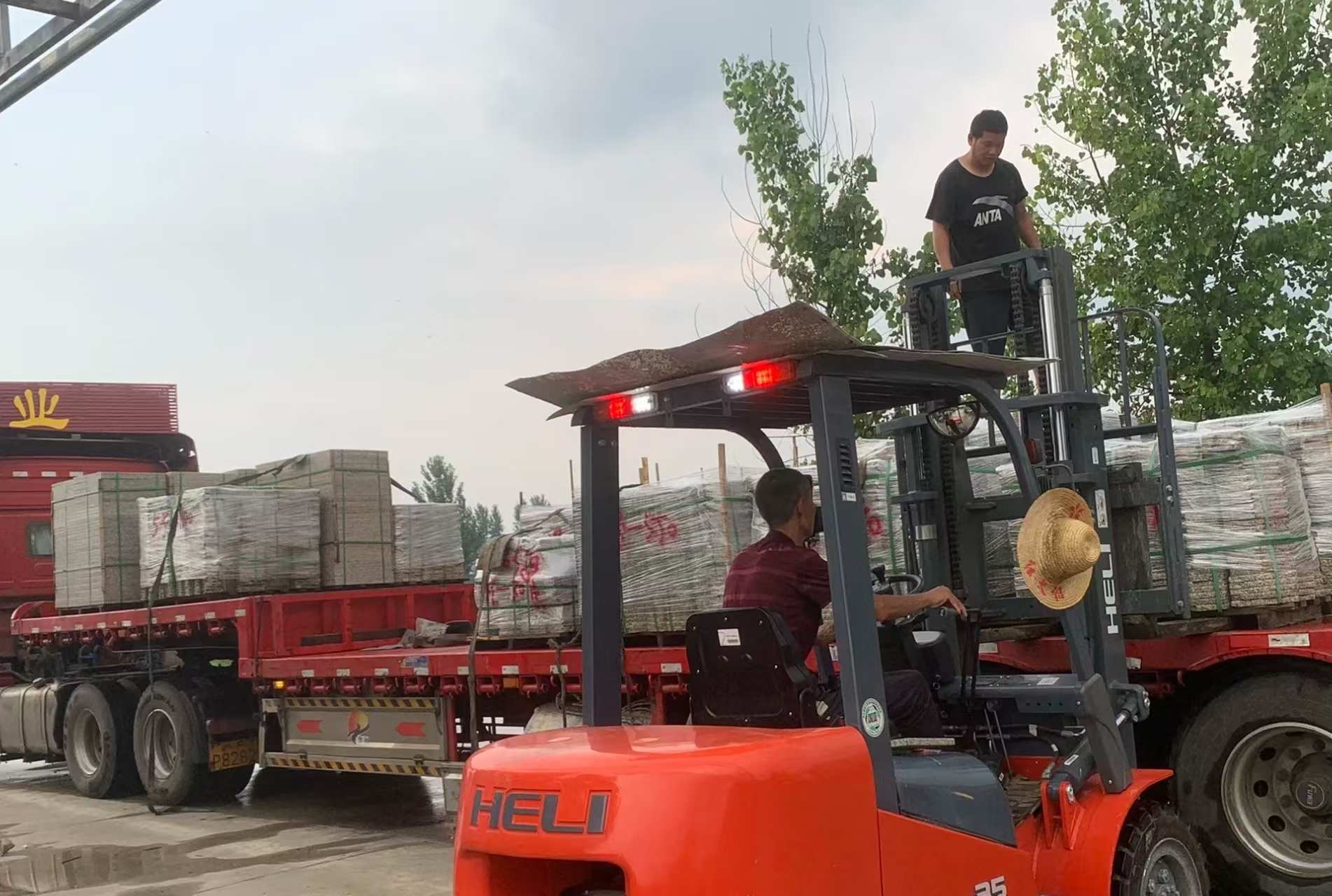 黑河 黄金麻冰裂纹，地铺石装车