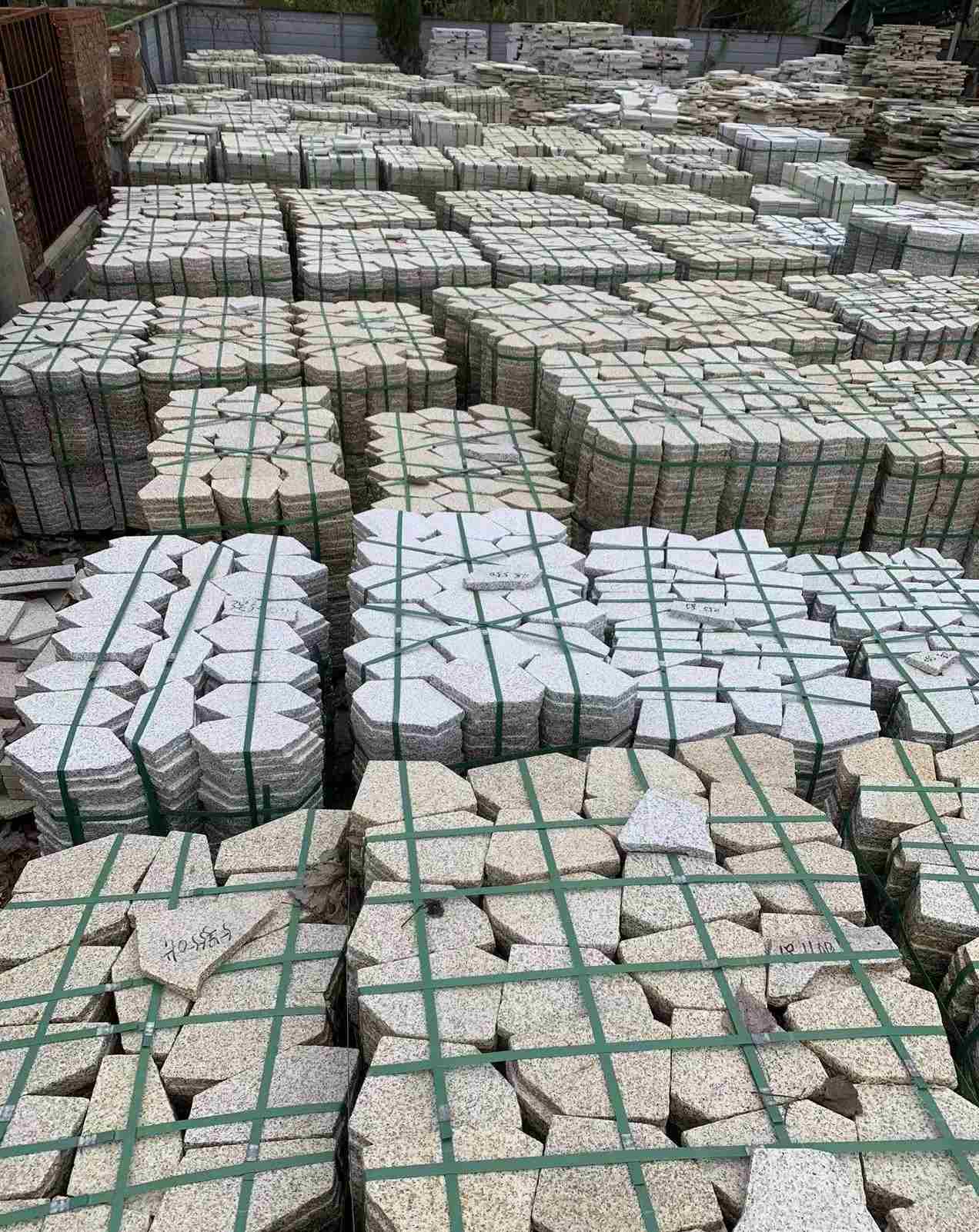 黑河 黄金麻白麻花岗岩荔枝面地铺石(冰裂纹)