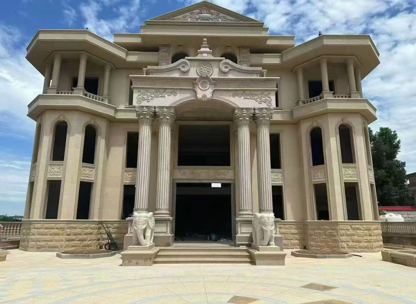 黑河 黄金麻别墅外墙干挂，大柱，大象，蘑菇石，雕花板