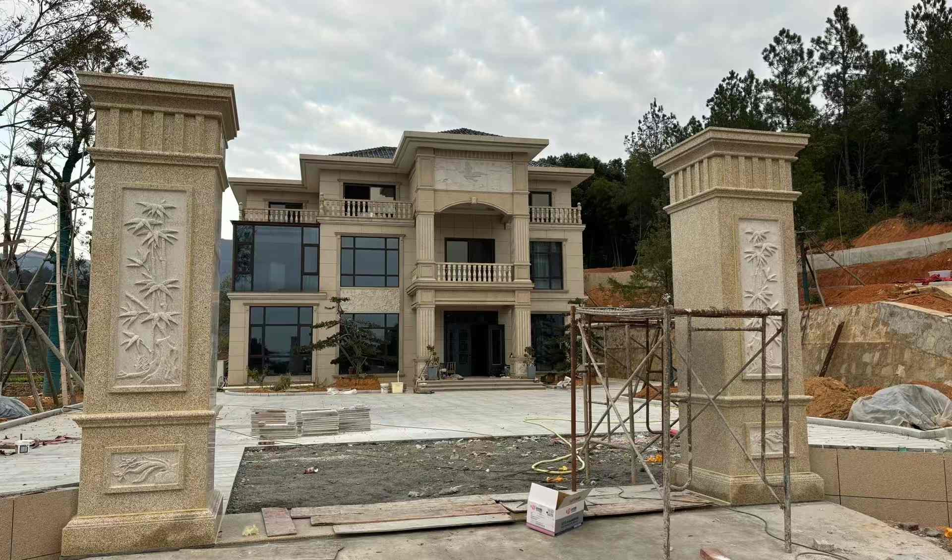 黑河 黄金麻花岗岩别墅雕花外墙干挂配上门口雕花罗马柱