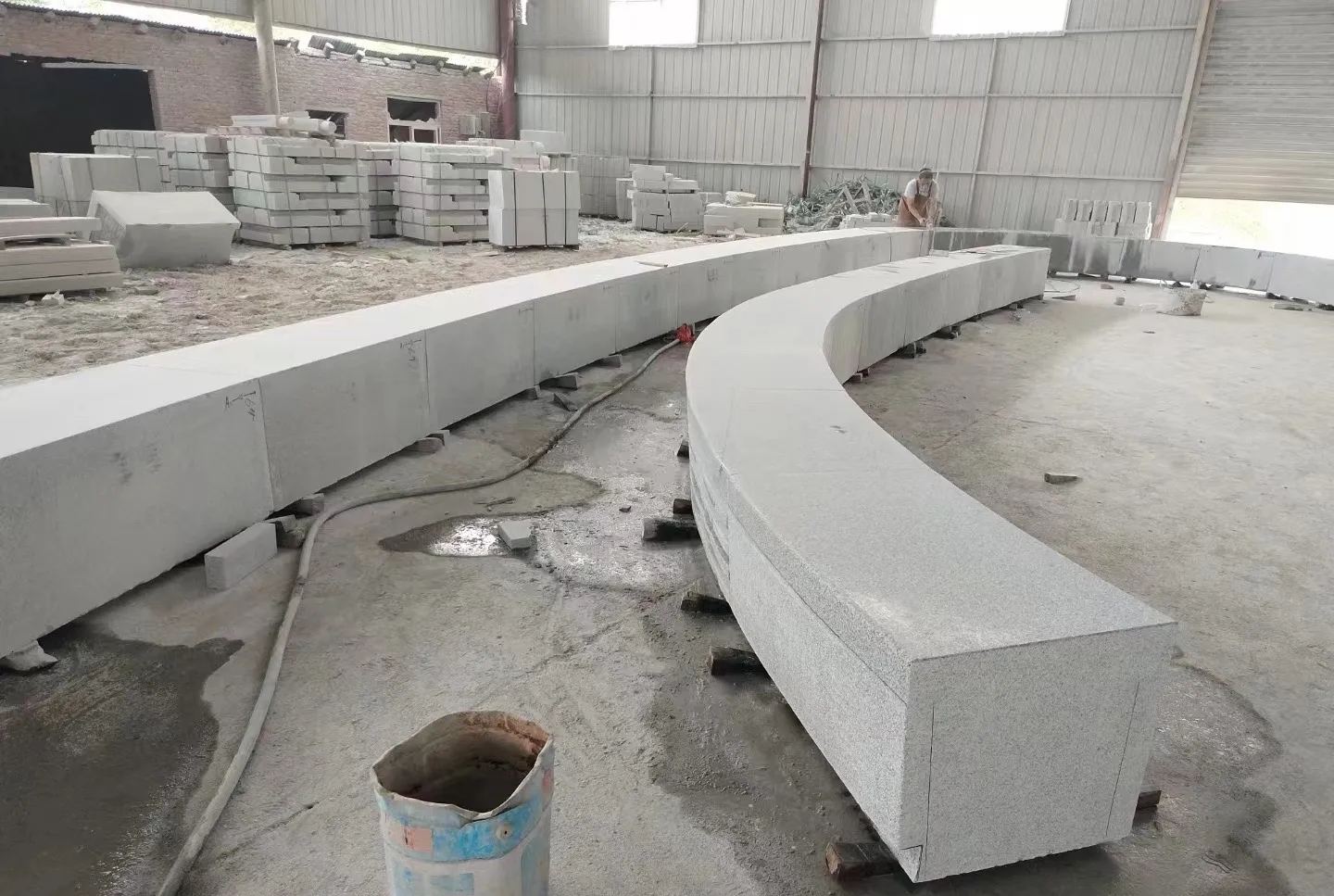 黑河芝麻白花岗岩石板材 园林光面弧形坐凳