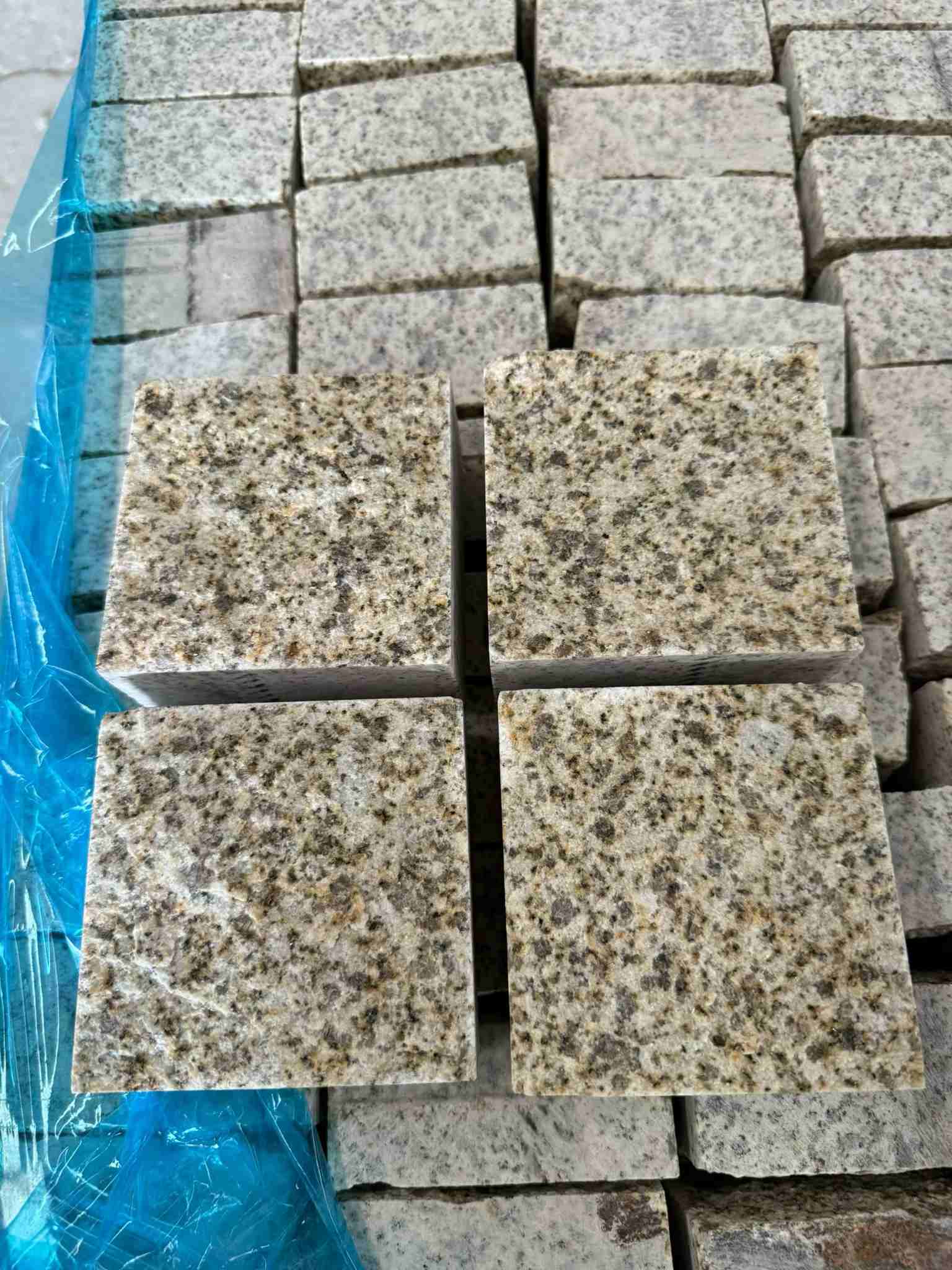 黑河 黄金麻花岗岩自然面小方块，弹石，马蹄石等