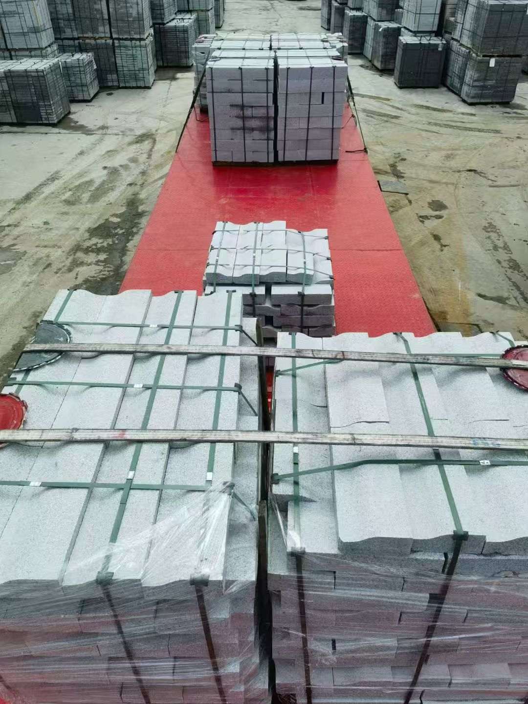 黑河 芝麻白仿形加直形路沿石出货日常