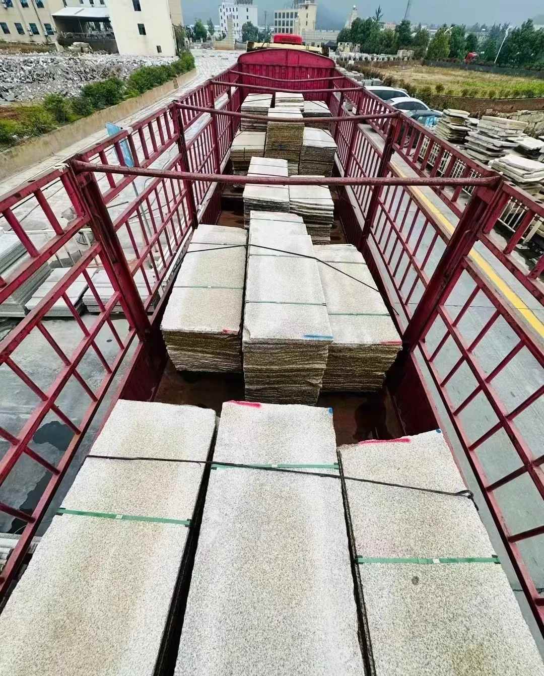 黑河 黄金麻花岗岩荔枝面，光面毛板装车完成