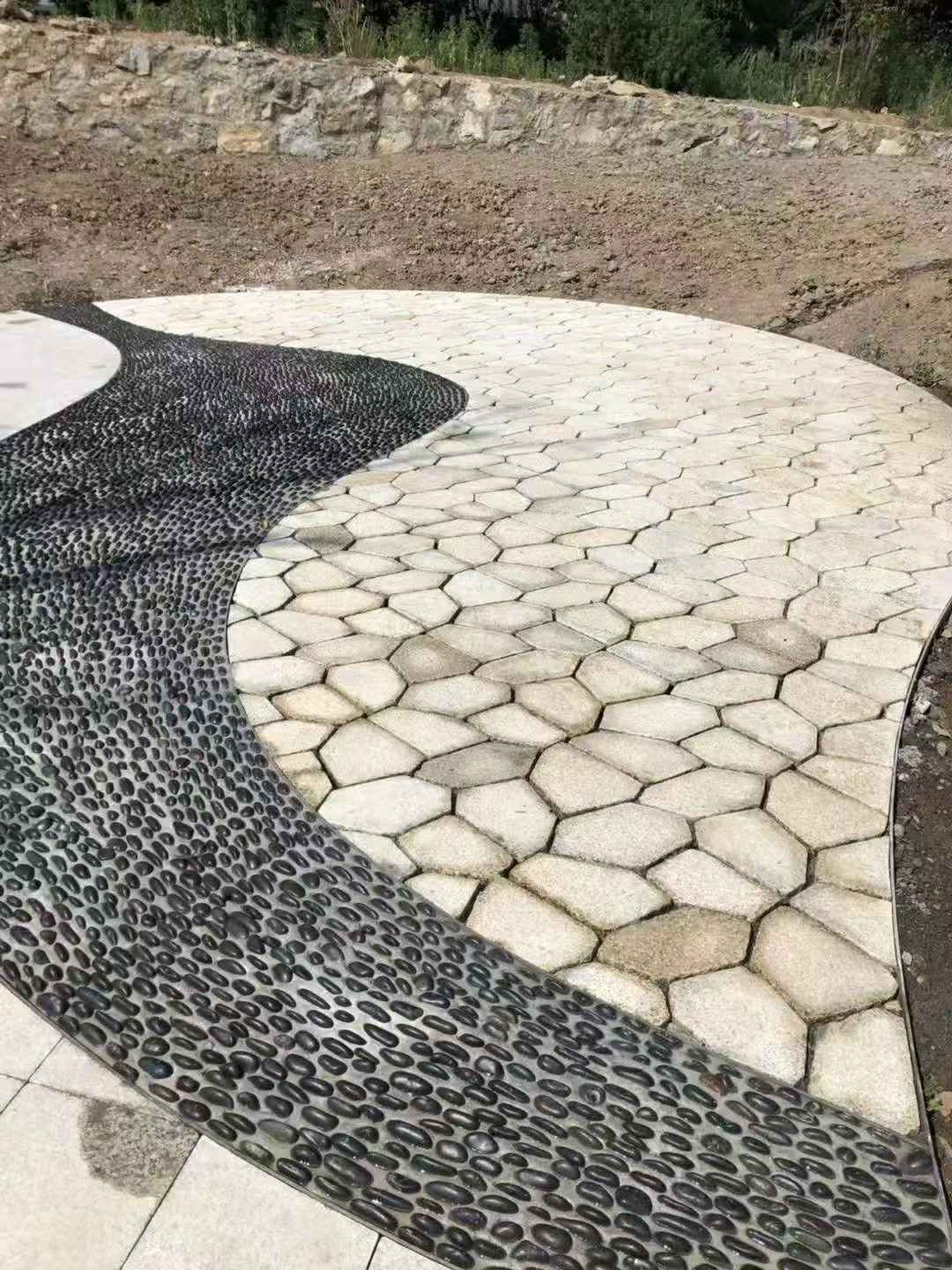 黑河 黄金麻冰裂纹地铺石工地铺装案例