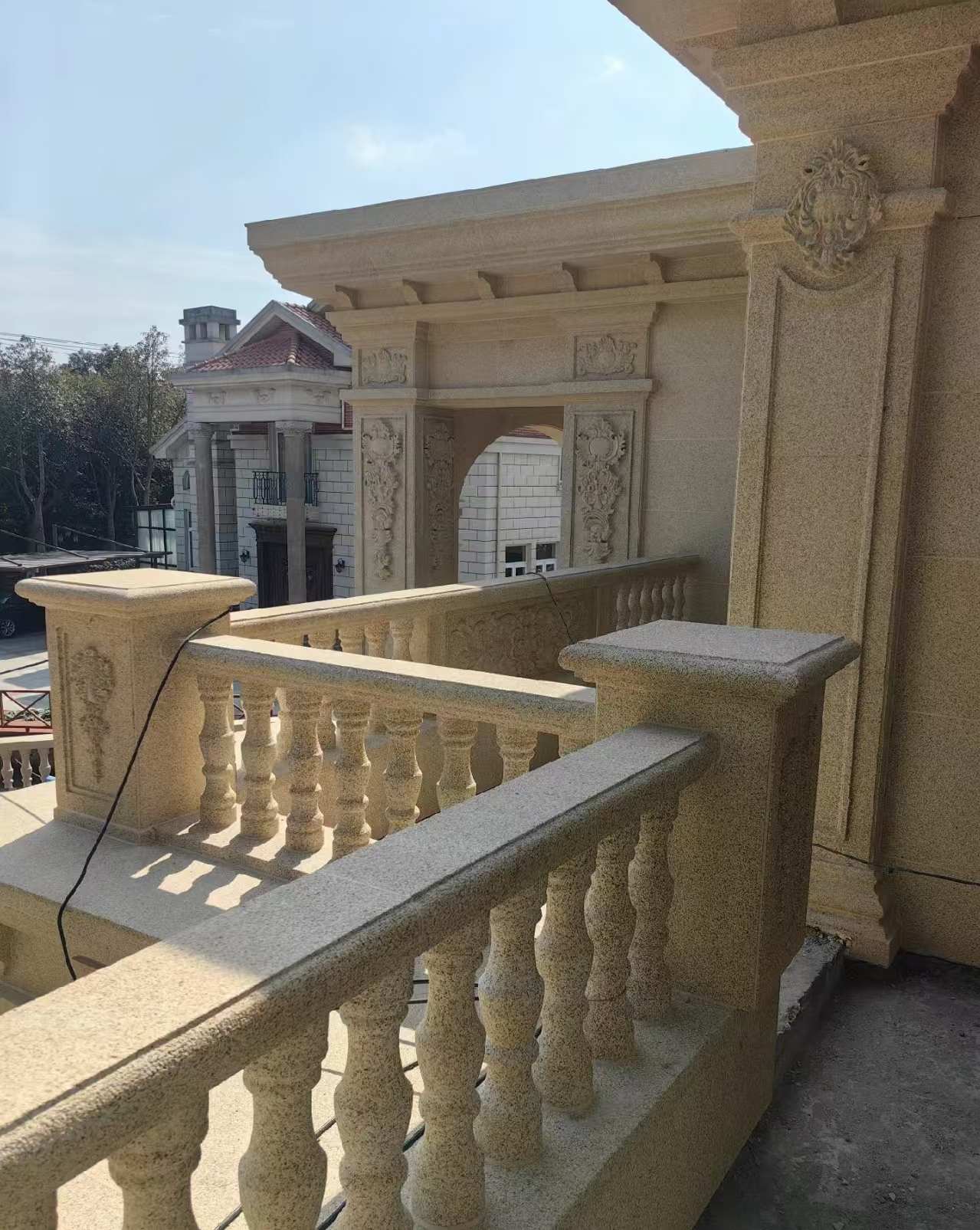 黑河 黄金麻别墅外墙干挂雕花配合阳台栏杆花瓶柱