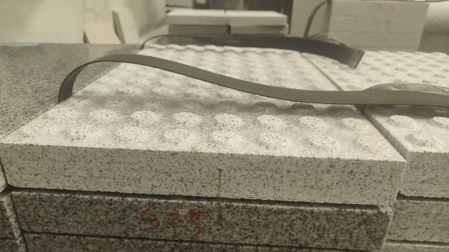 黑河 芝麻白花岗岩6.0公分荔枝面五轴加工雕刻盲点