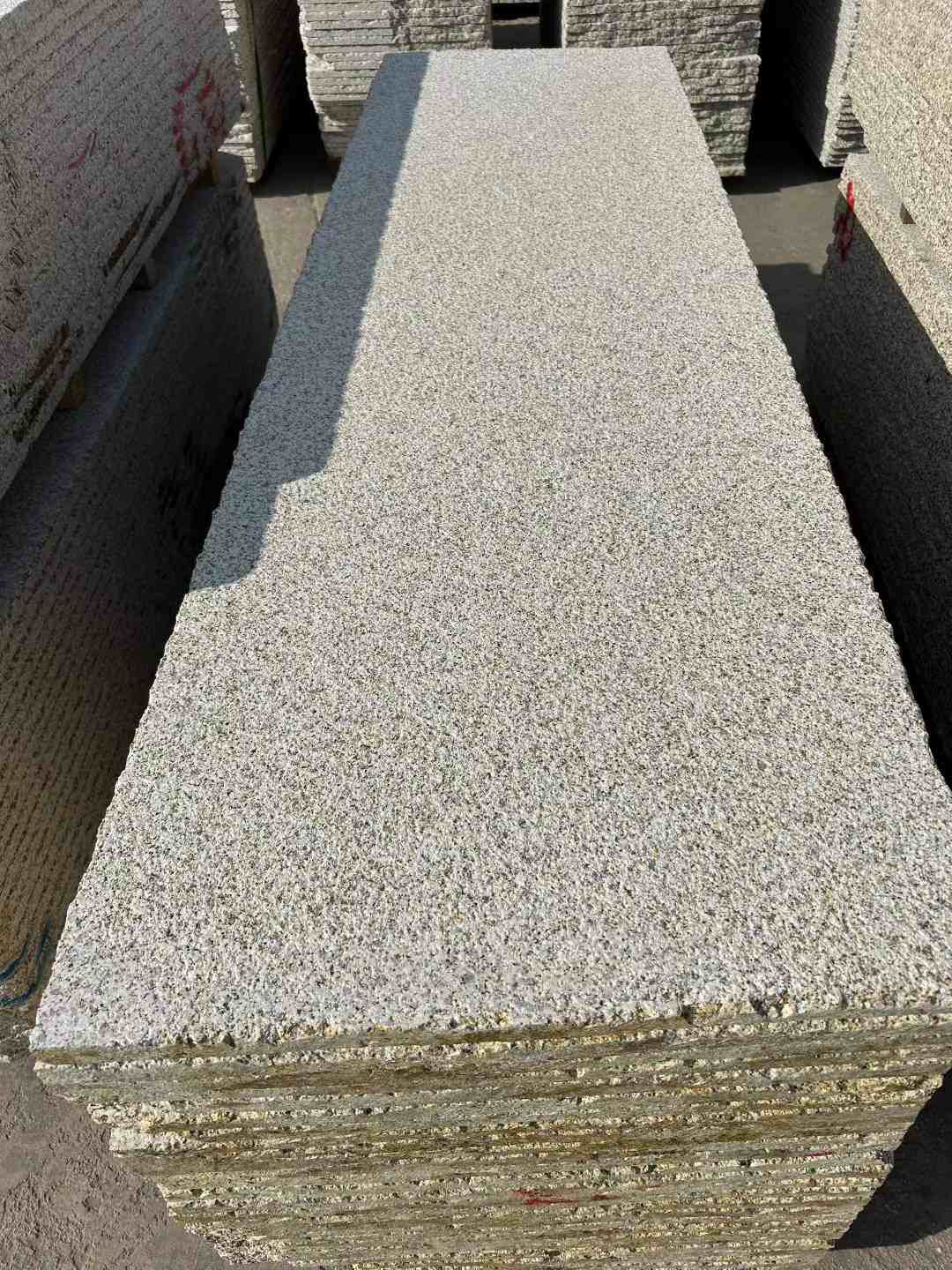 黑河 黄金麻花岗岩荔枝面毛板，半成品