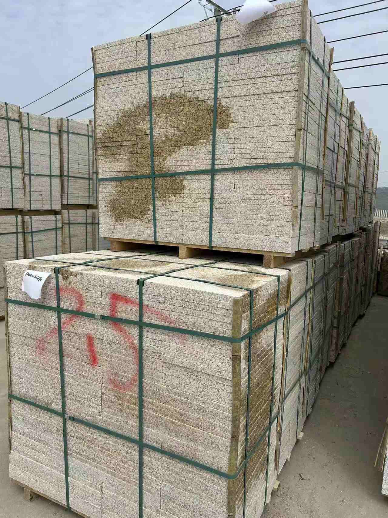 黑河 黄金麻花岗岩石材荔枝面地铺石2.5*300*600