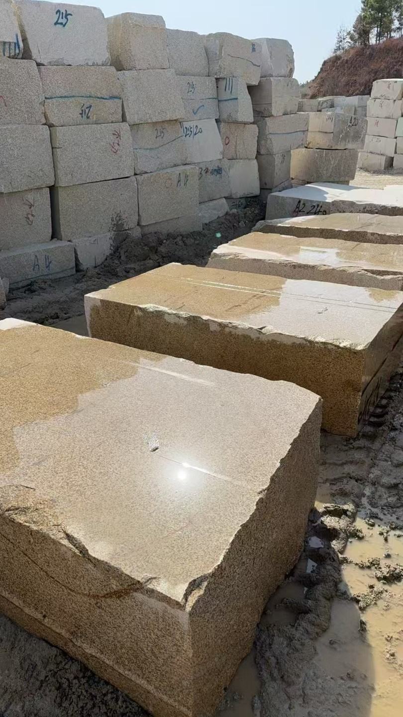 黑河 黄金麻方料堆场洗料分选中，原材料充足