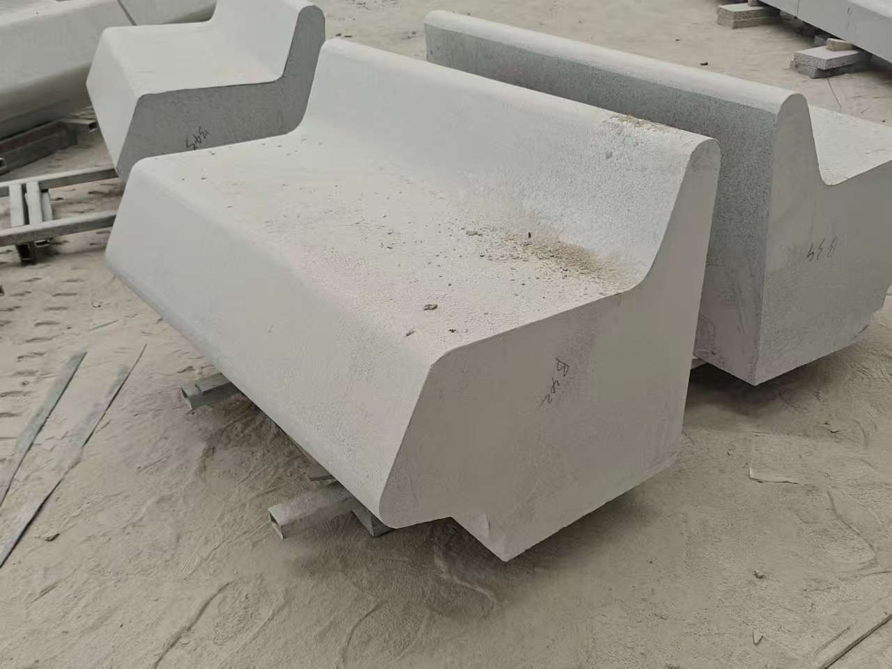 黑河 芝麻白花岗岩异形坐凳，石凳