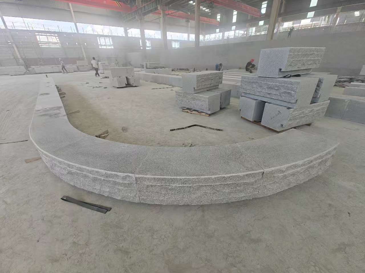 黑河 芝麻白异形坐凳，自然面光面弧形加工